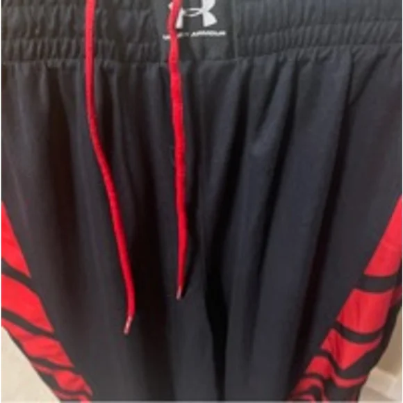 Like new under armor large men’s shorts red and black - Picture 4 of 4